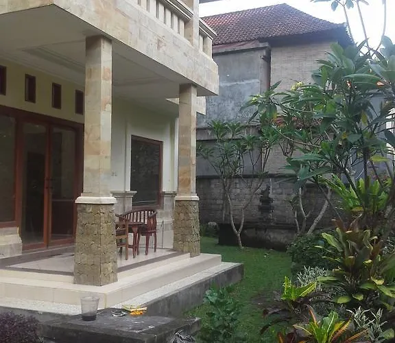 Dewi Ayu Pensión 3*